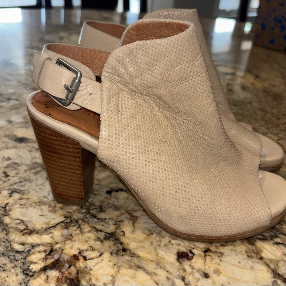 Gentle Souls Cream Peep-Toe Block Heels - Picture 3 of 8